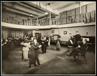 Dança mensal na New York Association for the Blind, 111 East 59th Street, Nova York, 1926 (impressão em gelatina de prata)
